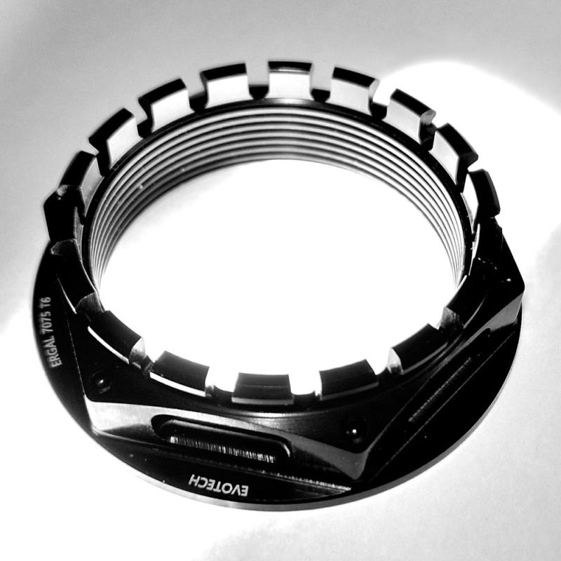 Hinterachsmutter schwarz aus Duraluminium für Ducati Streetfighter V4 von Evotech Italien